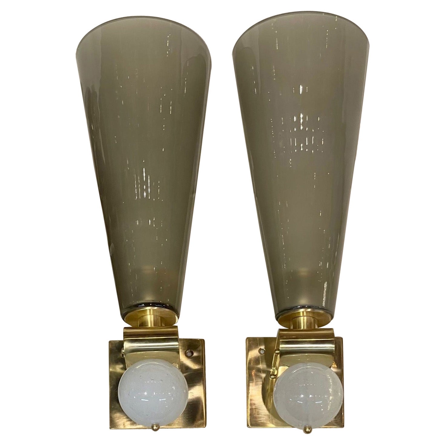 Coppia di moderne lampade a cono in vetro di Murano e ottone