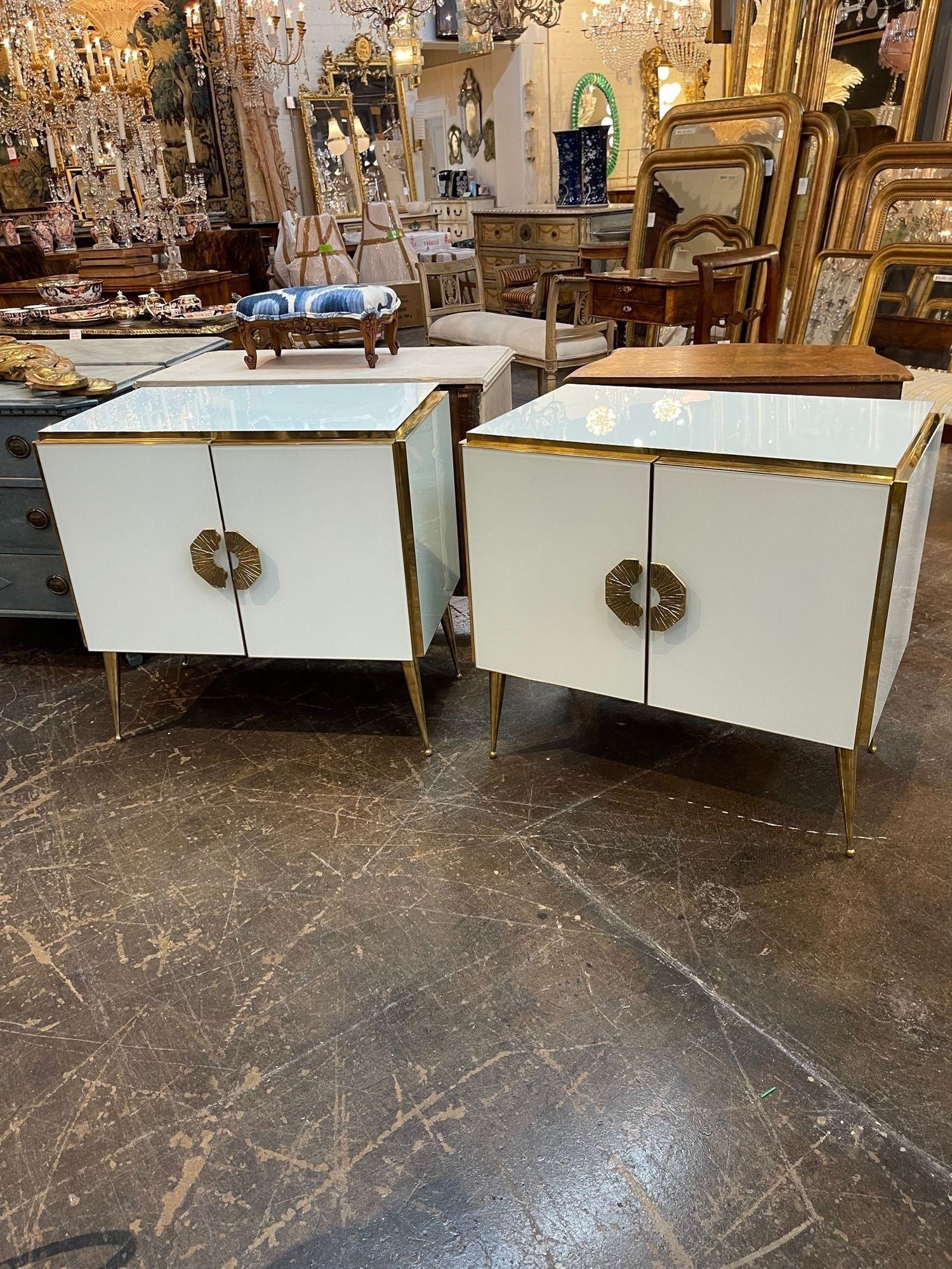 Incredibile coppia di vetrine moderne in vetro di Murano e ottone. Caratterizzato da bellissime gambe e dettagli in ottone lucido con vetro scintillante. Bellissimo per una casa contemporanea. Stupefacente!
