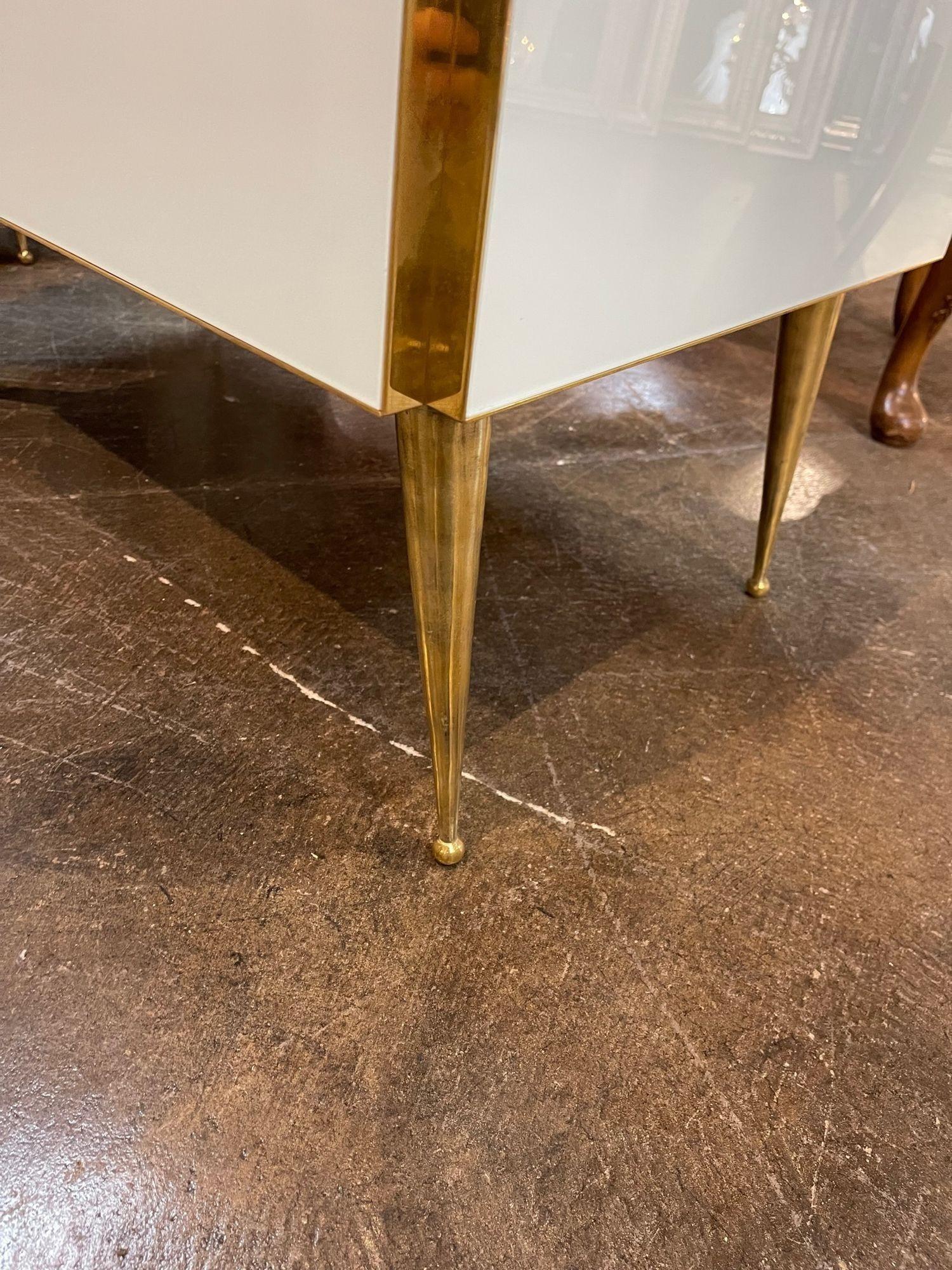 Coppia di armadietti moderni in vetro di Murano e ottone in vendita 1