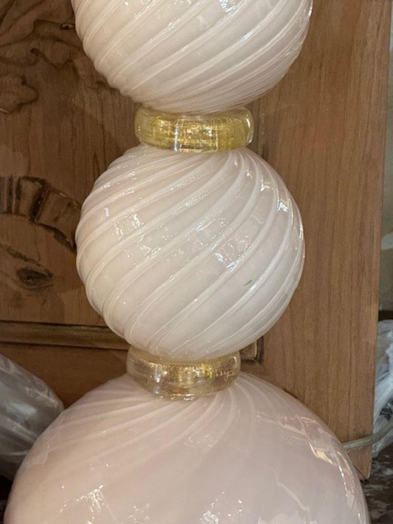 Ein Paar moderne Murano-Glaslampen in Kugelform in Perlrosa und Gold im Zustand „Gut“ im Angebot in Dallas, TX