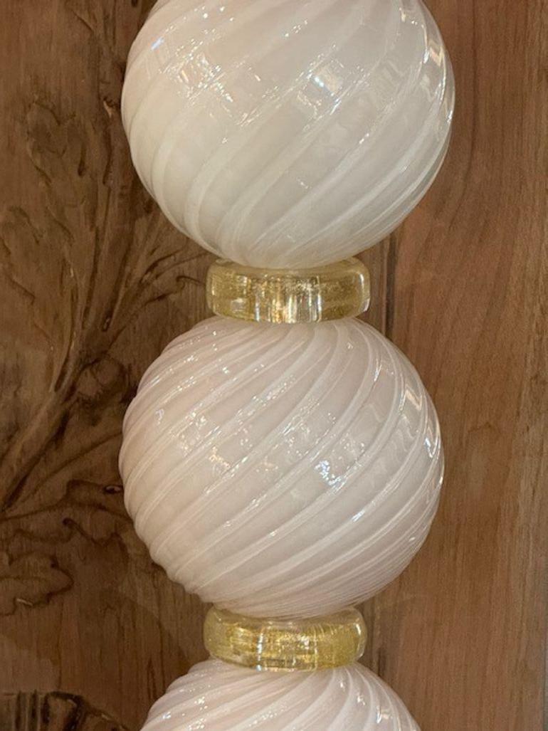 Ein Paar moderne Murano-Glaslampen in Kugelform in Perlrosa und Gold (21. Jahrhundert und zeitgenössisch) im Angebot