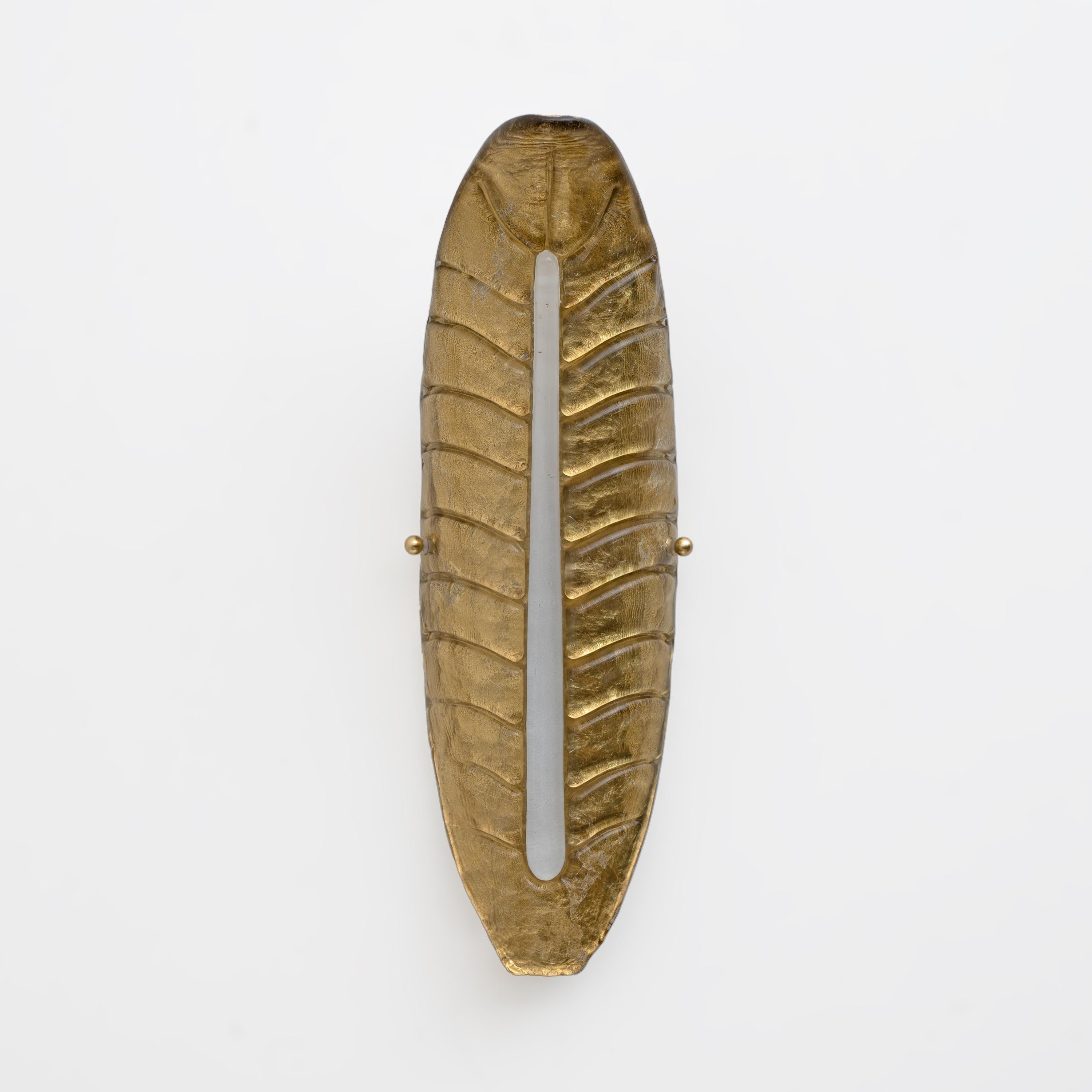 Beautiful design for this pair of leaf-shaped appliques, all gold with a white vertical rib. The Murano ovens create an indisputable and timeless design, simple but elegant at the same time.
The application is made from a single piece of Murano
