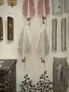 Ein Paar moderne blattförmige Murano-Glas-Leuchter in Perlweiß mattiert