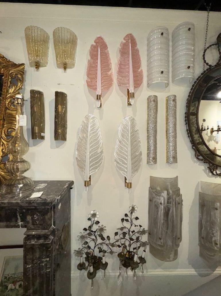 italien Paire d'appliques modernes en verre de Murano en forme de feuille dépolies en blanc perlé en vente