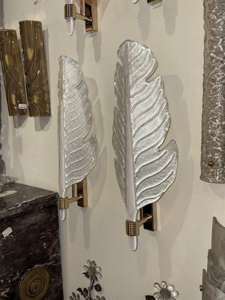 Paire d'appliques modernes en verre de Murano en forme de feuille dépolies en blanc perlé Bon état - En vente à Dallas, TX