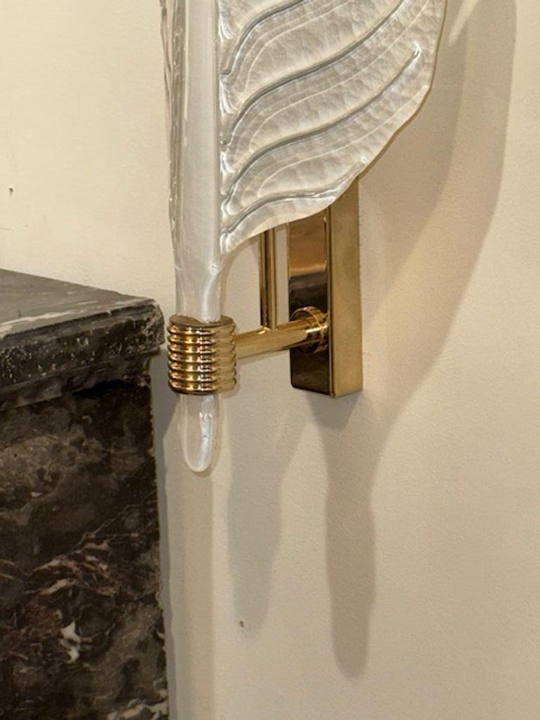 XXIe siècle et contemporain Paire d'appliques modernes en verre de Murano en forme de feuille dépolies en blanc perlé en vente