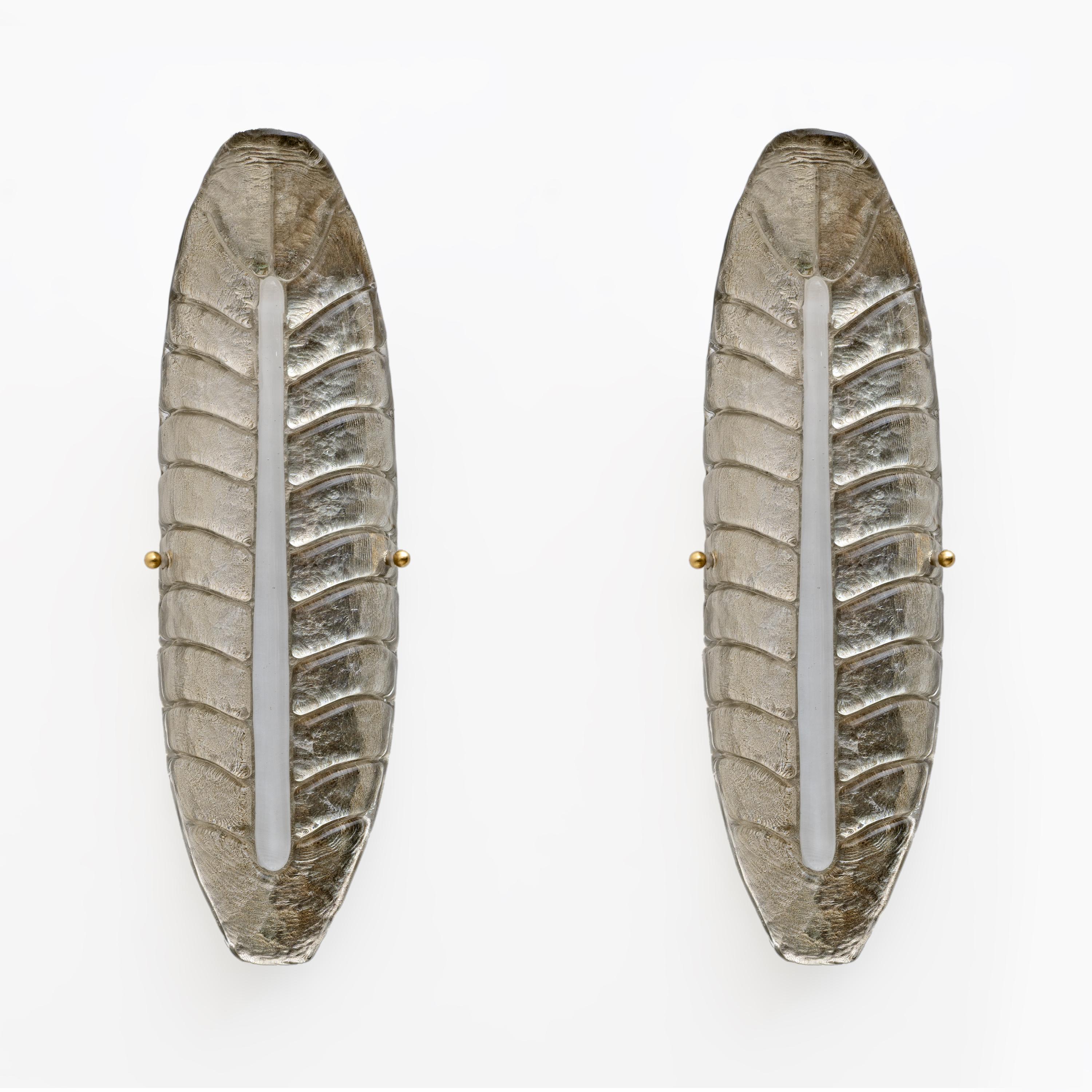 Beautiful design for this pair of leaf-shaped appliques, all silver with a white vertical rib. The Murano ovens create an indisputable and timeless design, simple but elegant at the same time.
The application is made from a single piece of Murano