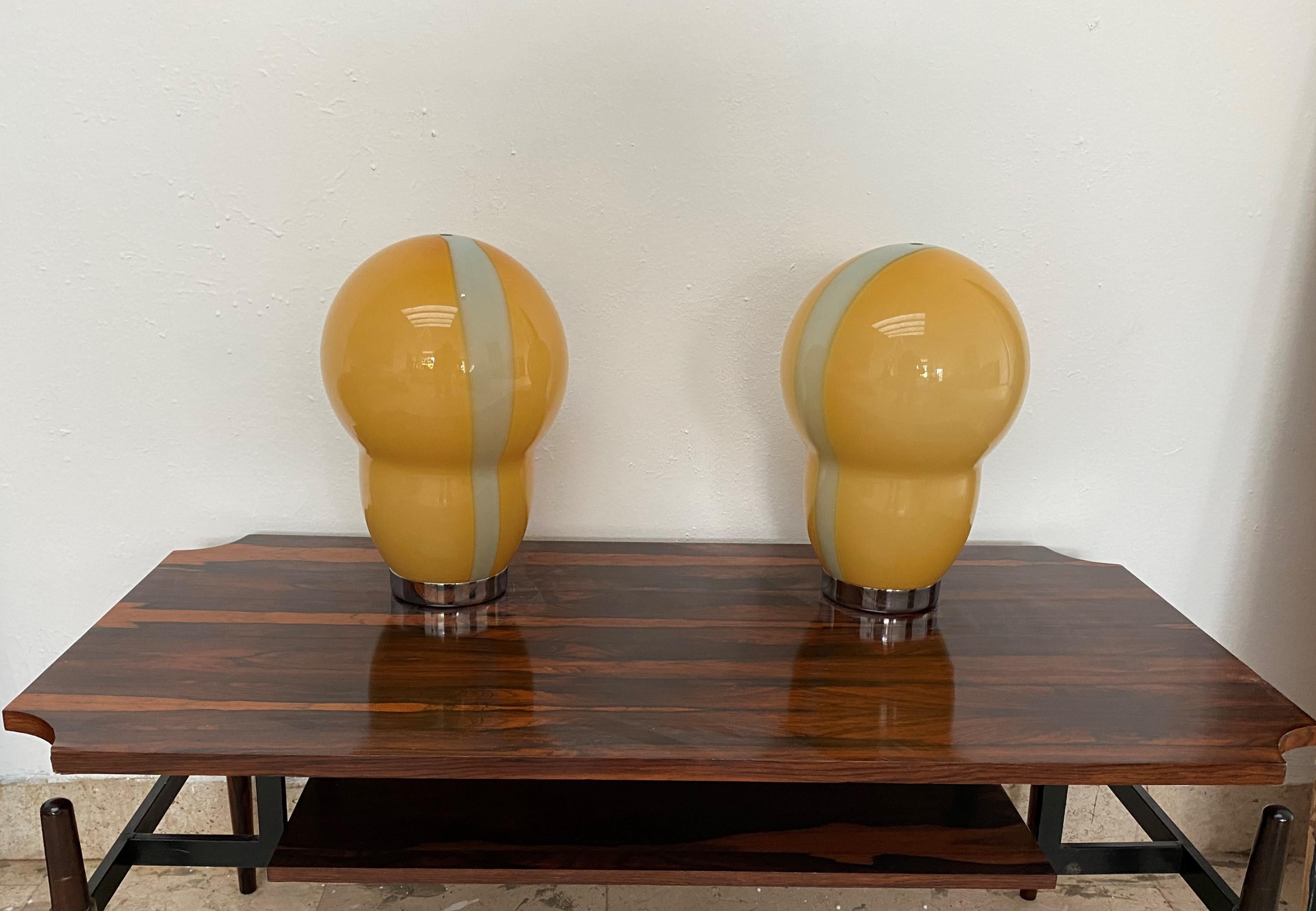 Magnifique  lampes de table en verre de Murano soufflé à la bouche de couleur orange et verte.
Conçu par Ettore Sottsass pour Venini et fabriqué en 1994.
L'abat-jour en verre est signé 