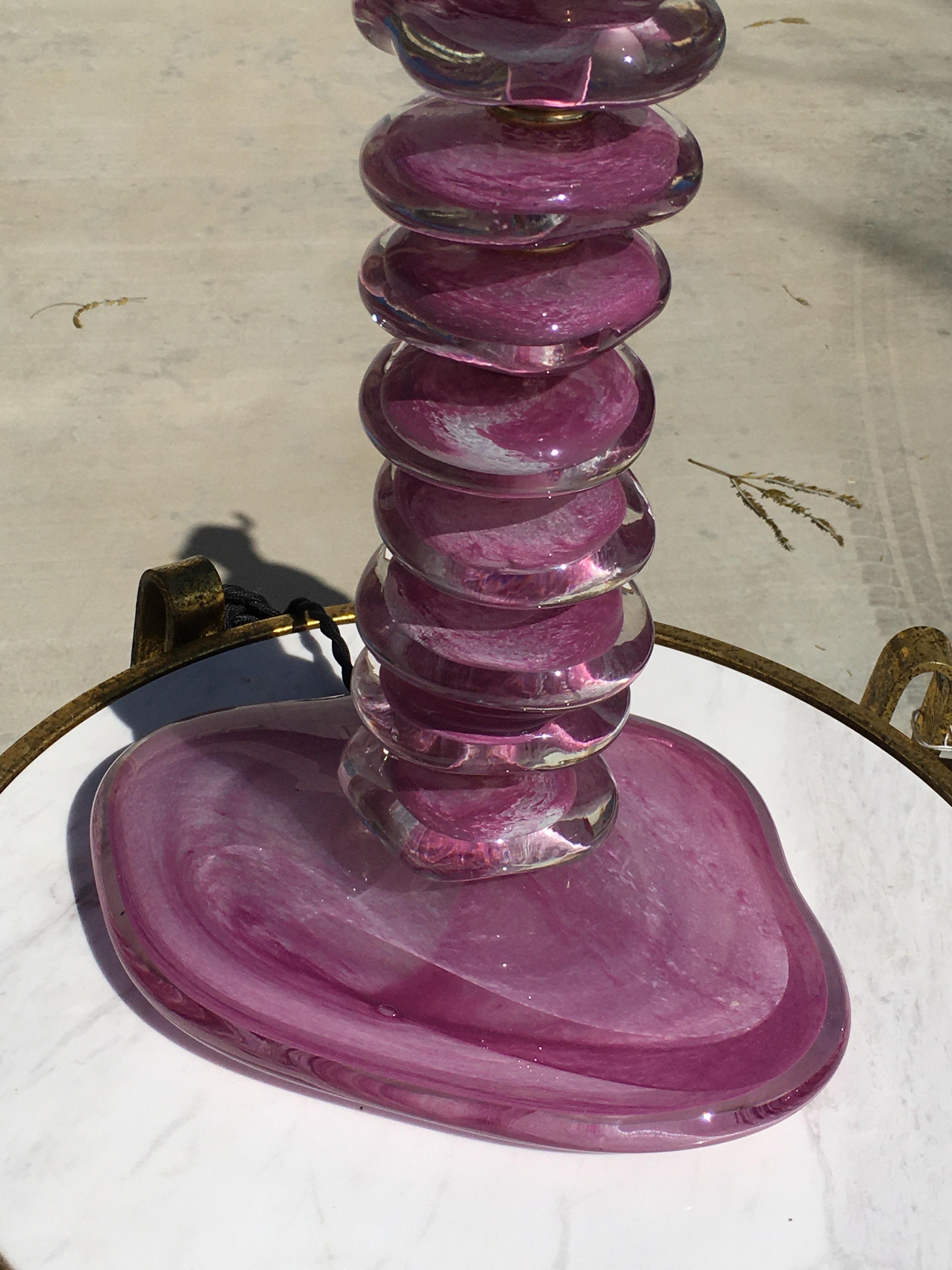 Moderne mundgeblasene Muranoglas-Tischlampen in Violett/Purple, signiert, Paar im Angebot 2