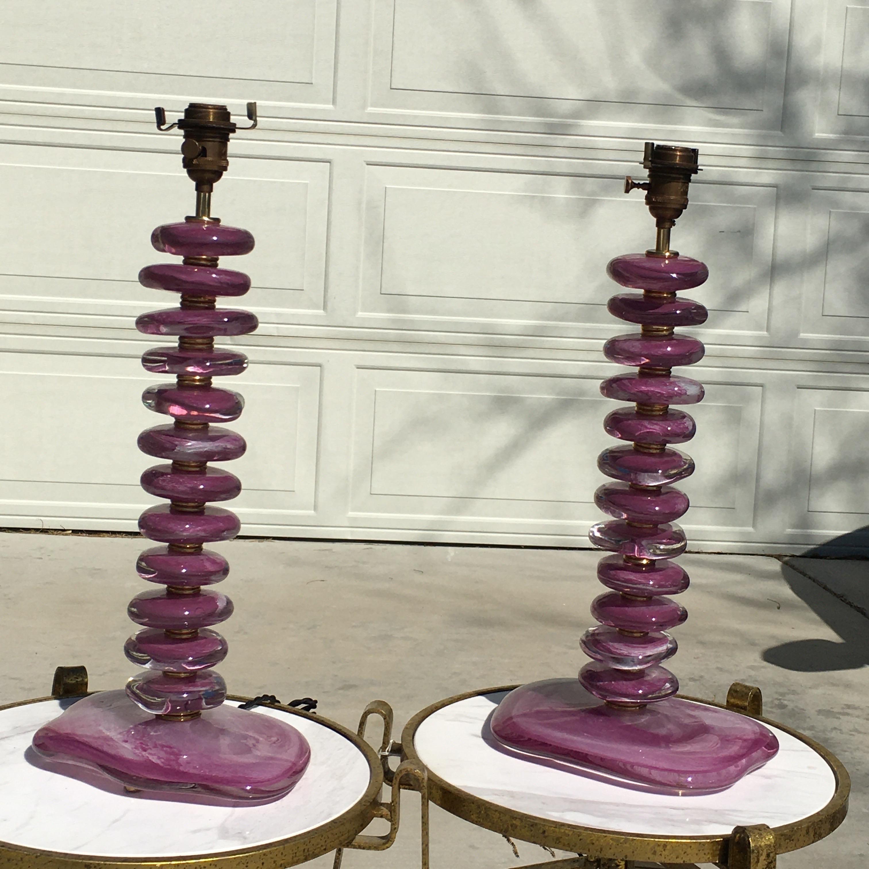 Moderne mundgeblasene Muranoglas-Tischlampen in Violett/Purple, signiert, Paar im Angebot 5