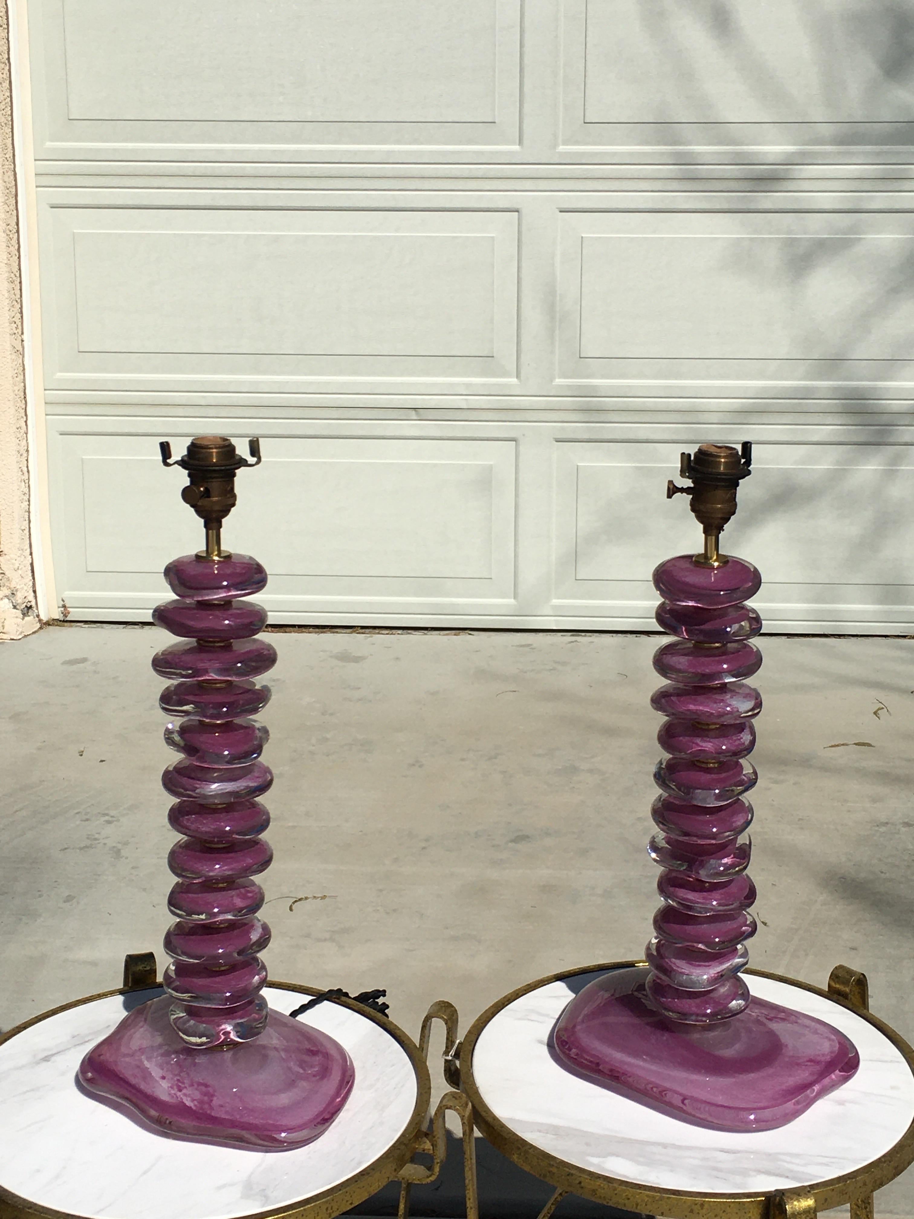 Moderne mundgeblasene Muranoglas-Tischlampen in Violett/Purple, signiert, Paar im Angebot 7