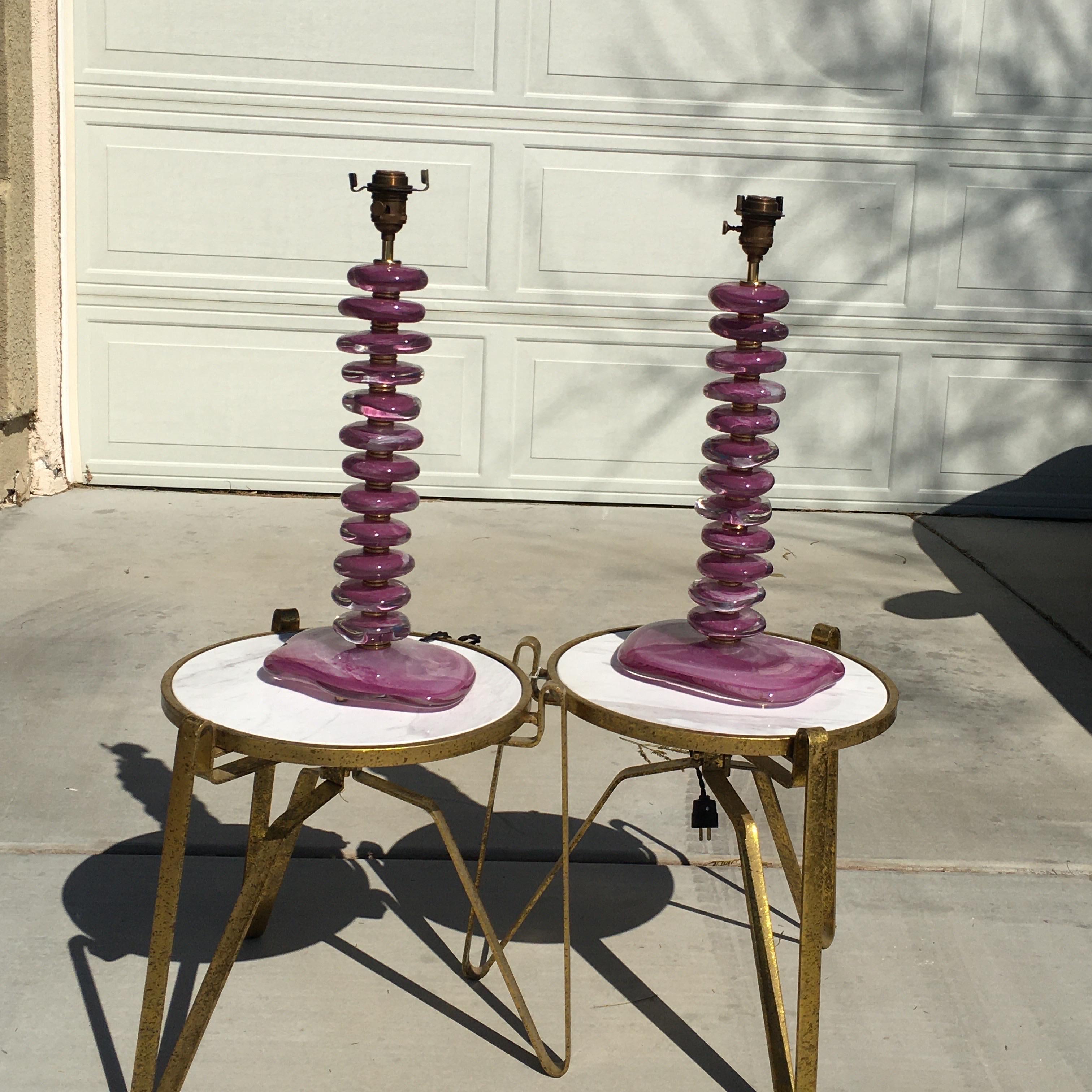 Pareja de lámparas de sobremesa modernas de Murano sopladas a mano en vidrio violeta/morado Firmadas en venta 8