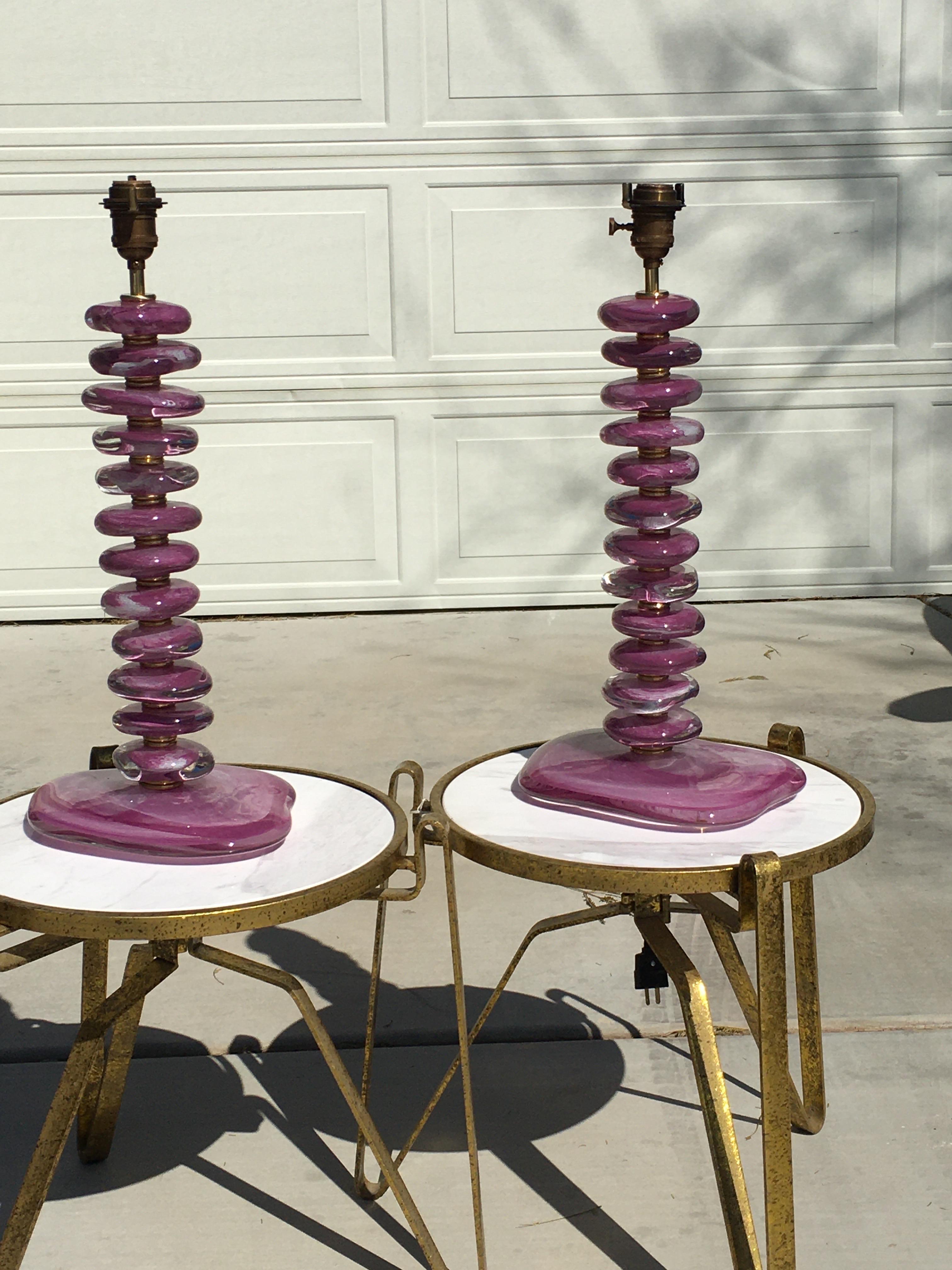 Este par de preciosas lámparas de Murano sopladas a mano están en los más bellos tonos melange de voiles a púrpura con remolinos de cristal transparente y blanco. Las lámparas se fabrican en la región italiana de Murano. Están firmados por el