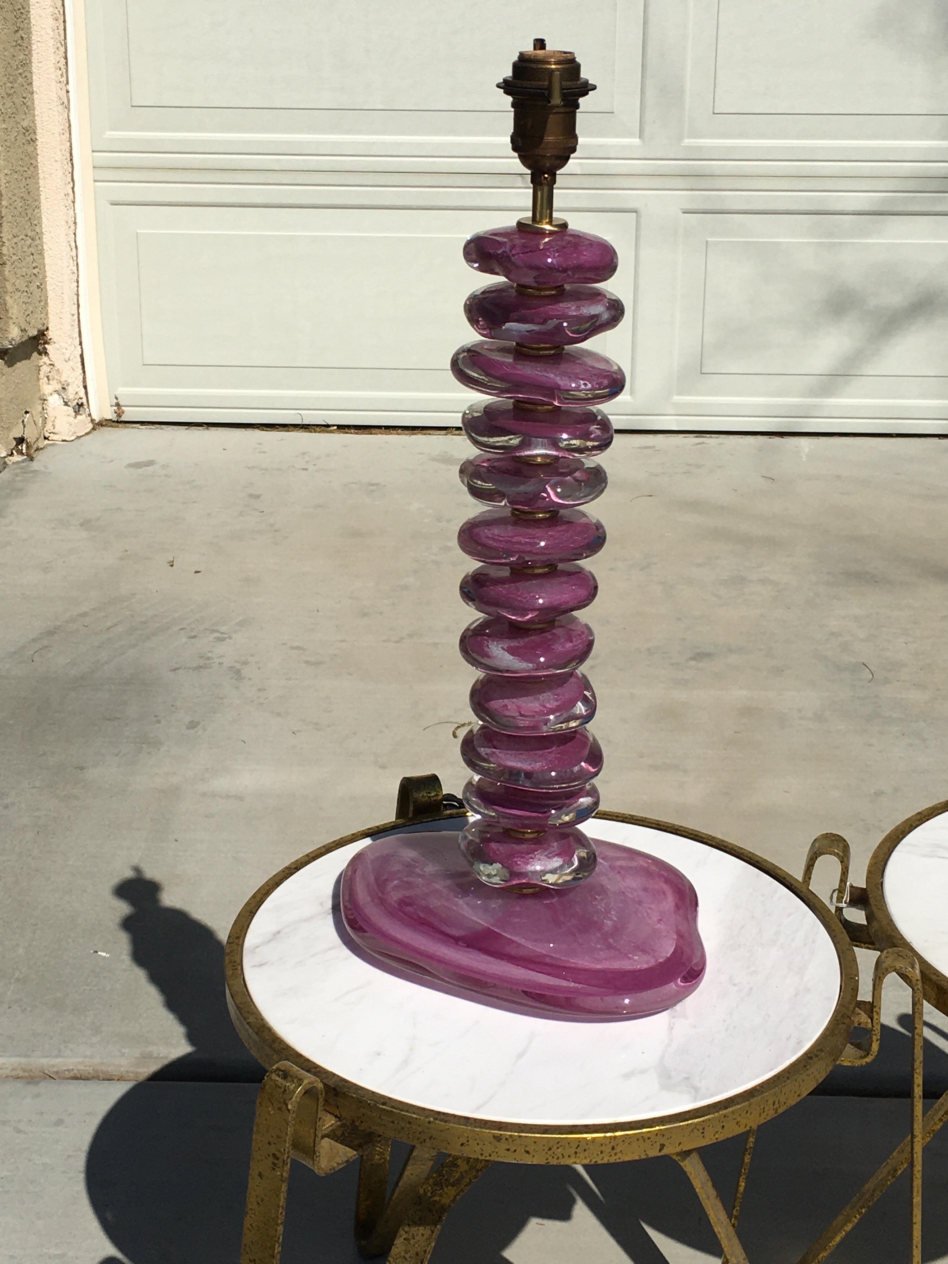 Moderne mundgeblasene Muranoglas-Tischlampen in Violett/Purple, signiert, Paar (Italienisch) im Angebot