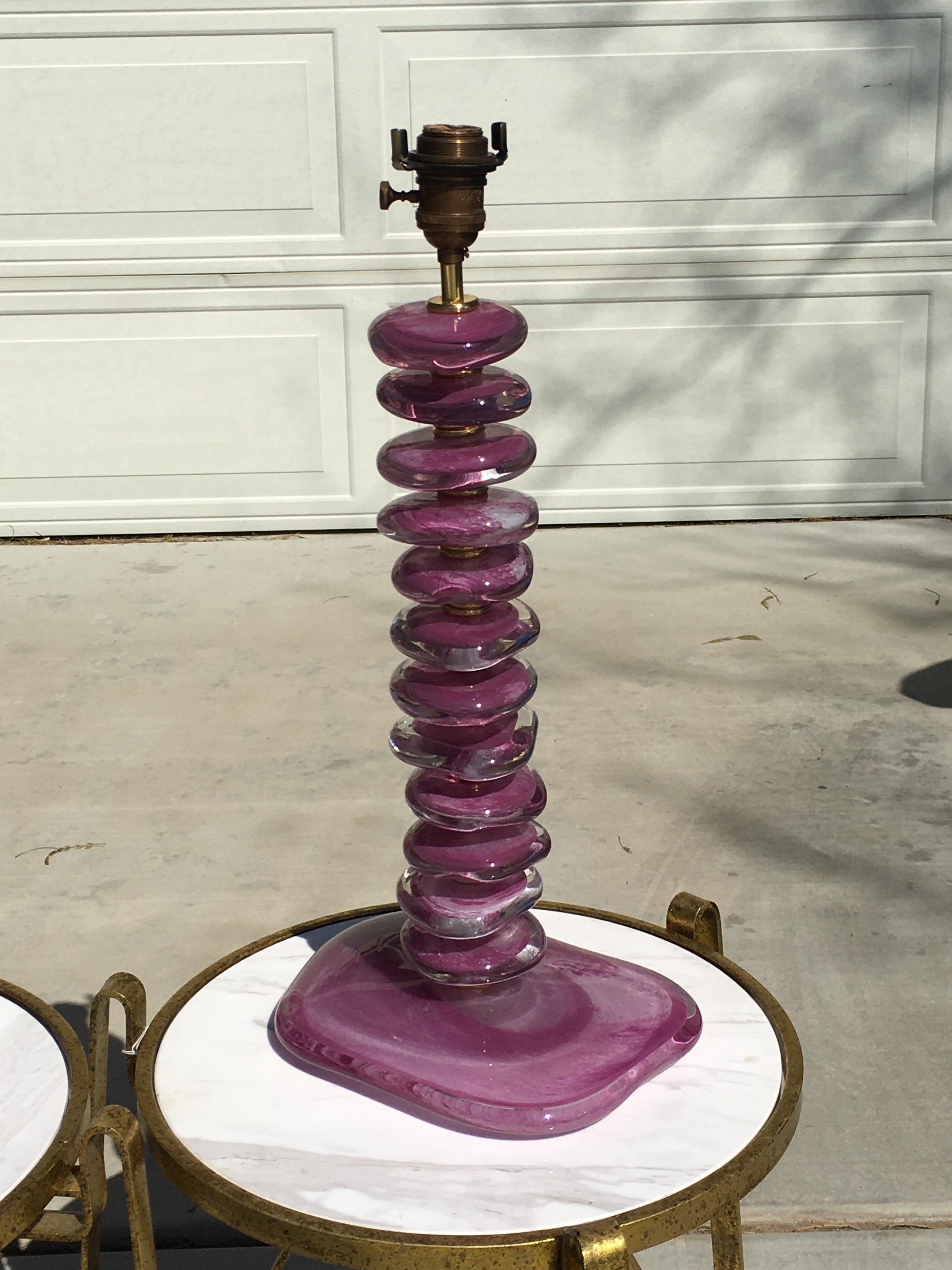 Pareja de lámparas de sobremesa modernas de Murano sopladas a mano en vidrio violeta/morado Firmadas en Excelente estado para la venta en Palm Springs, CA