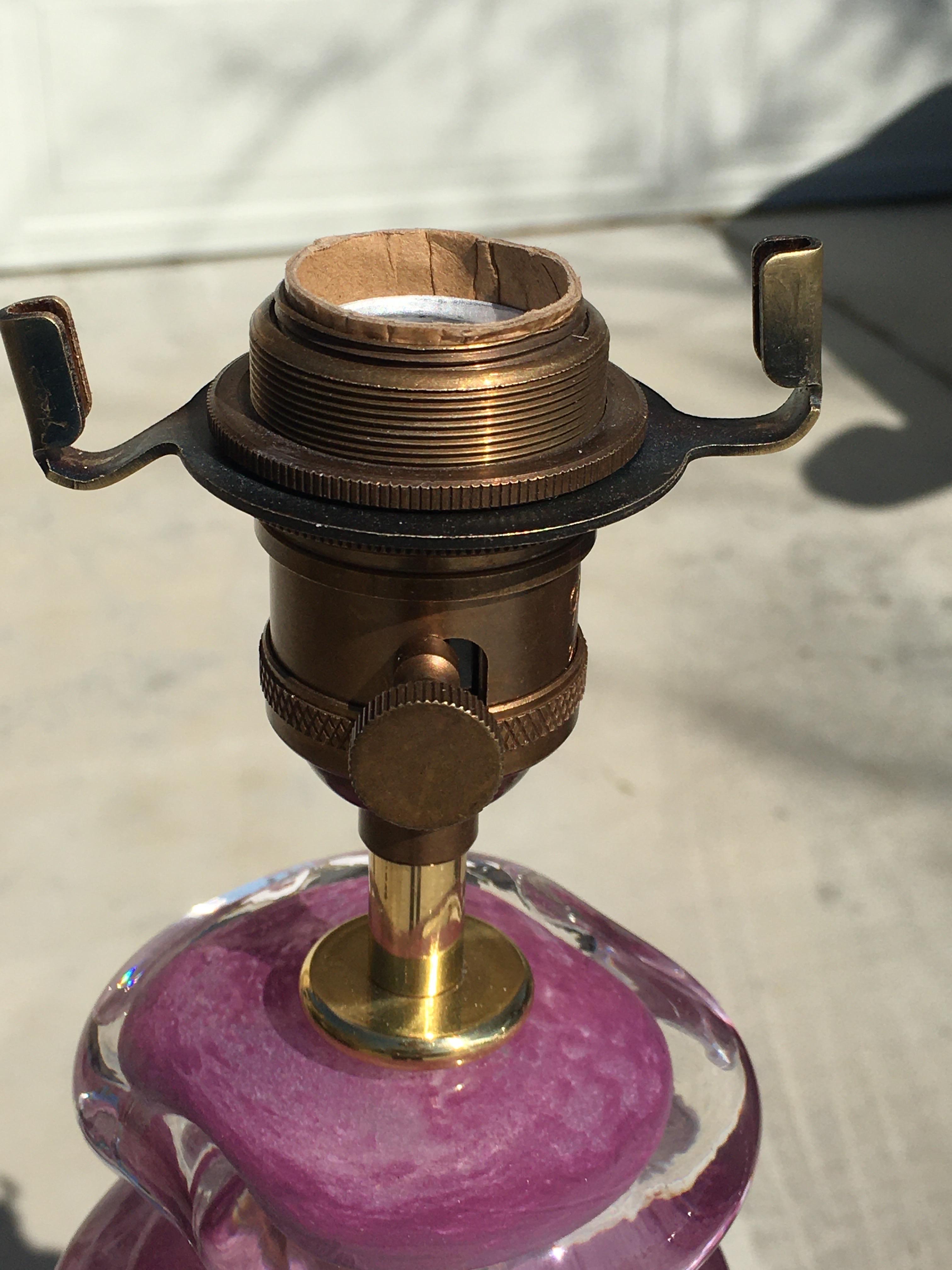 Pareja de lámparas de sobremesa modernas de Murano sopladas a mano en vidrio violeta/morado Firmadas Siglo XXI y contemporáneo en venta