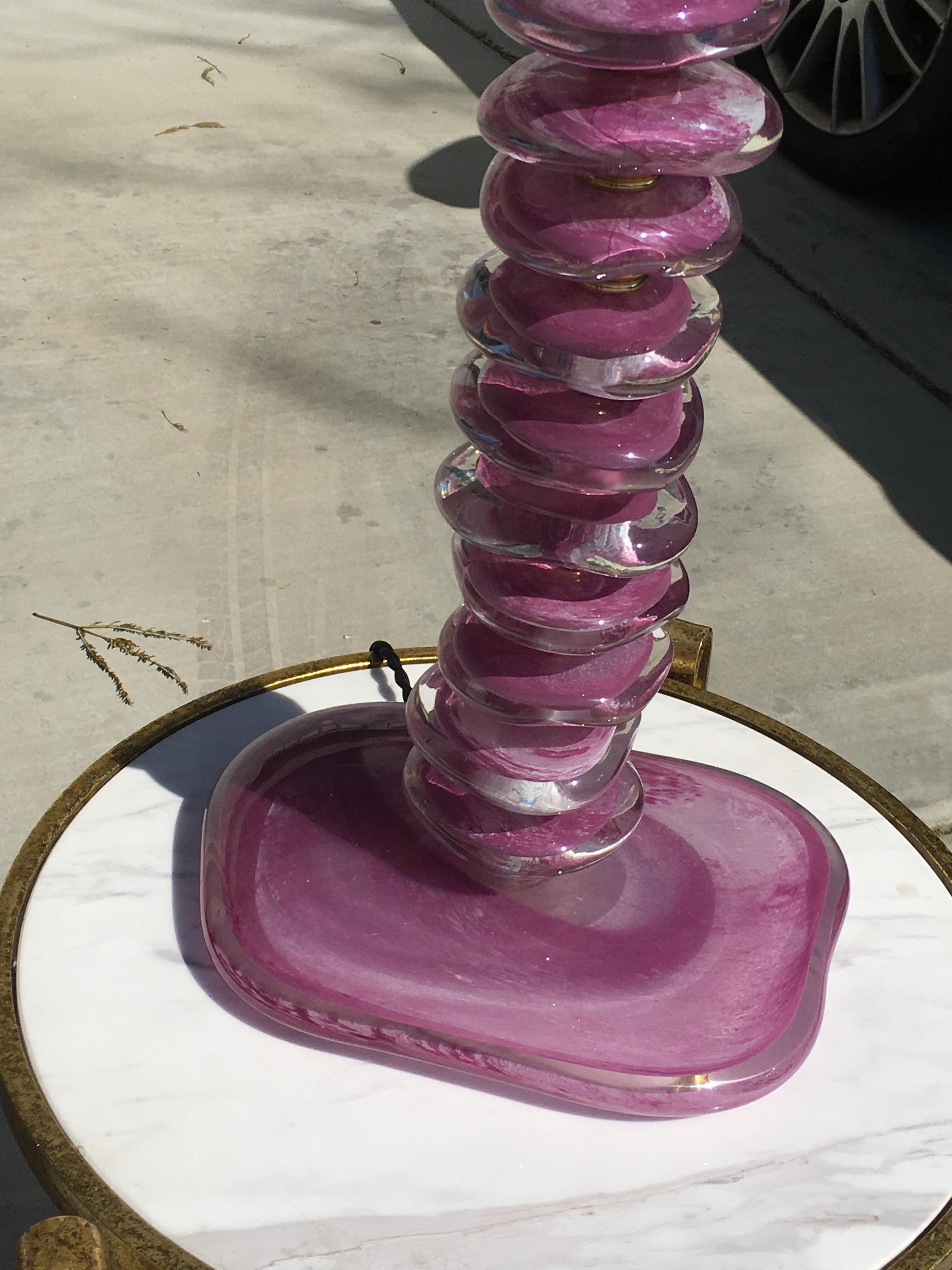 Moderne mundgeblasene Muranoglas-Tischlampen in Violett/Purple, signiert, Paar (Geblasenes Glas) im Angebot