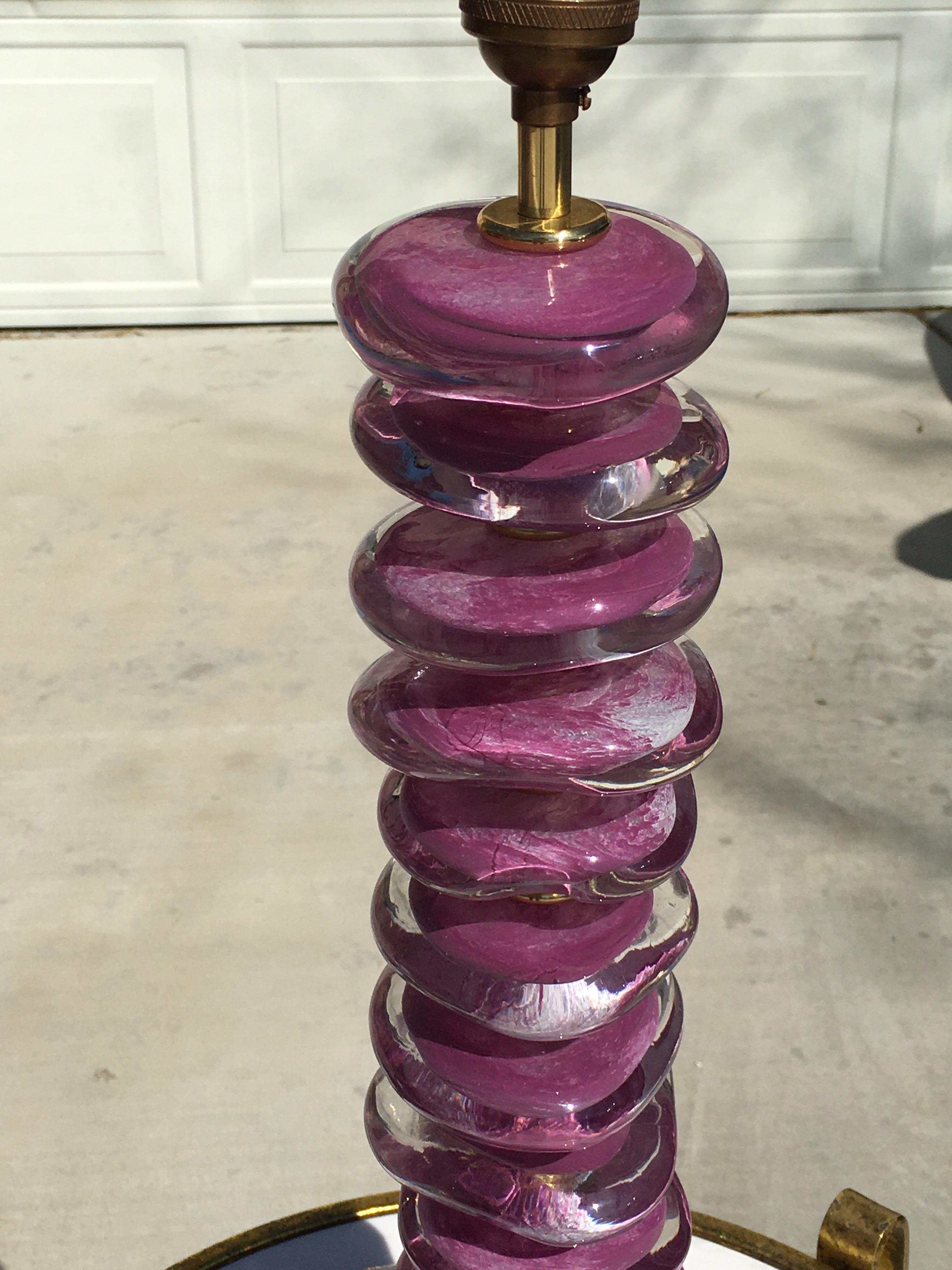 Moderne mundgeblasene Muranoglas-Tischlampen in Violett/Purple, signiert, Paar im Angebot 1