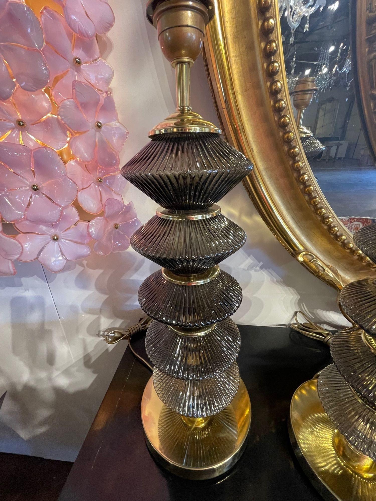 XXIe siècle et contemporain Paire de lampes modernes en verre de Murano de couleur fumée et laiton en vente