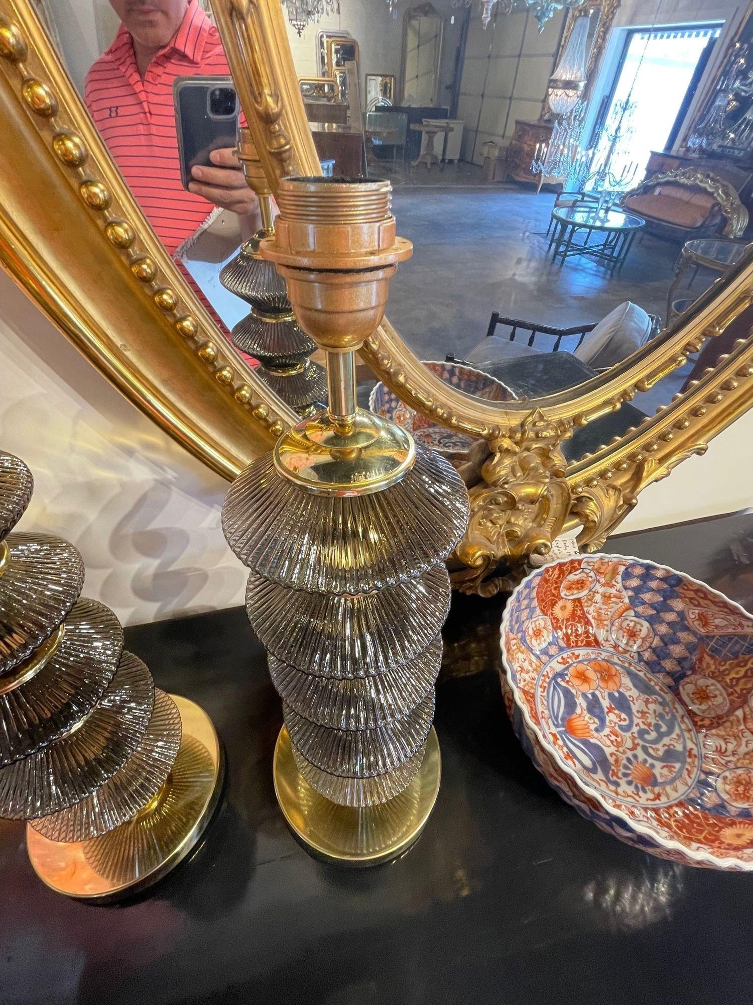 Laiton Paire de lampes modernes en verre de Murano de couleur fumée et laiton en vente