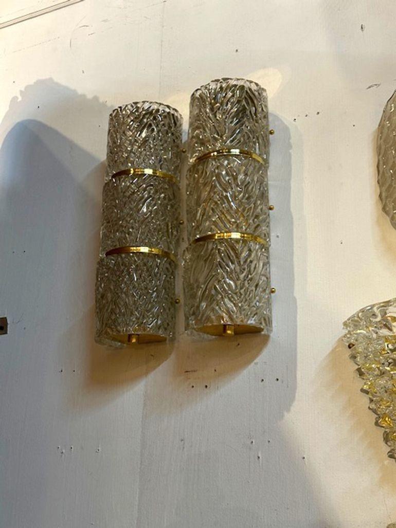 italien Paire d'appliques modernes de Murano en verre de vague et laiton en vente