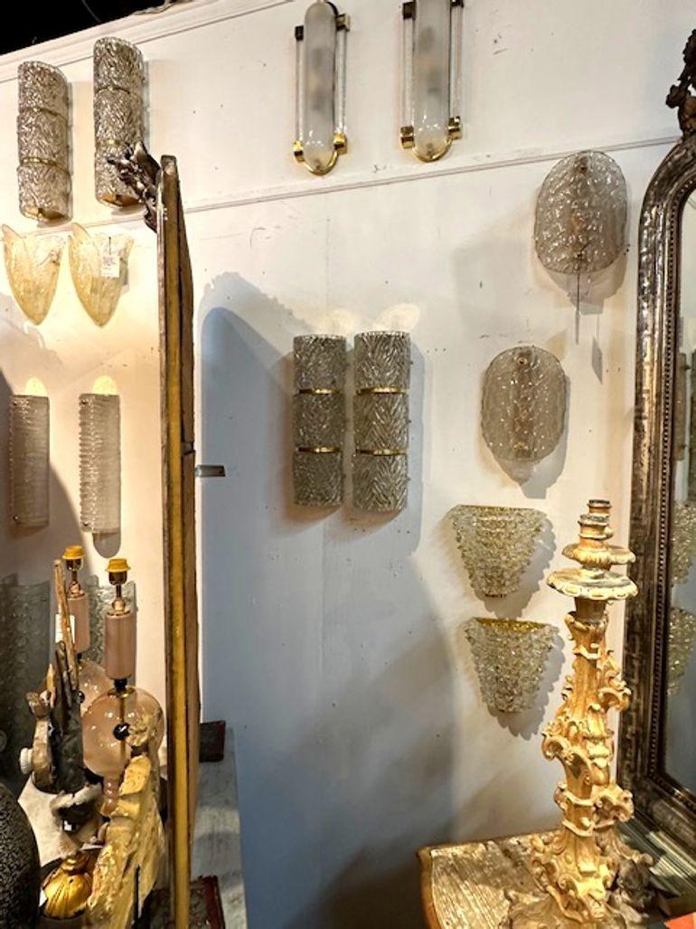 XXIe siècle et contemporain Paire d'appliques modernes de Murano en verre de vague et laiton en vente
