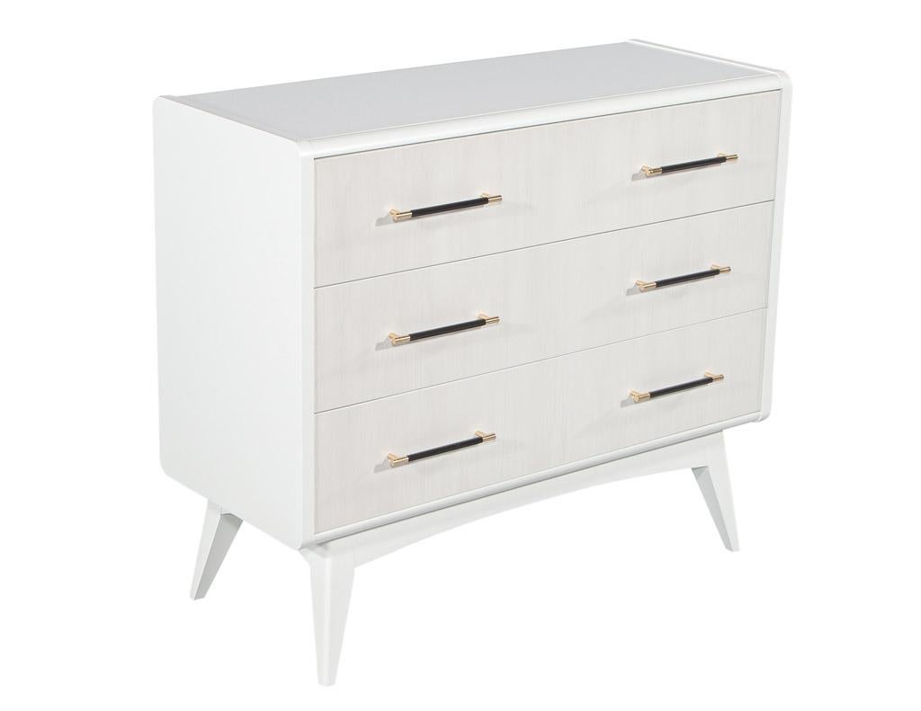 Pair of Modern Nightstand Chests of Drawers For Sale 1