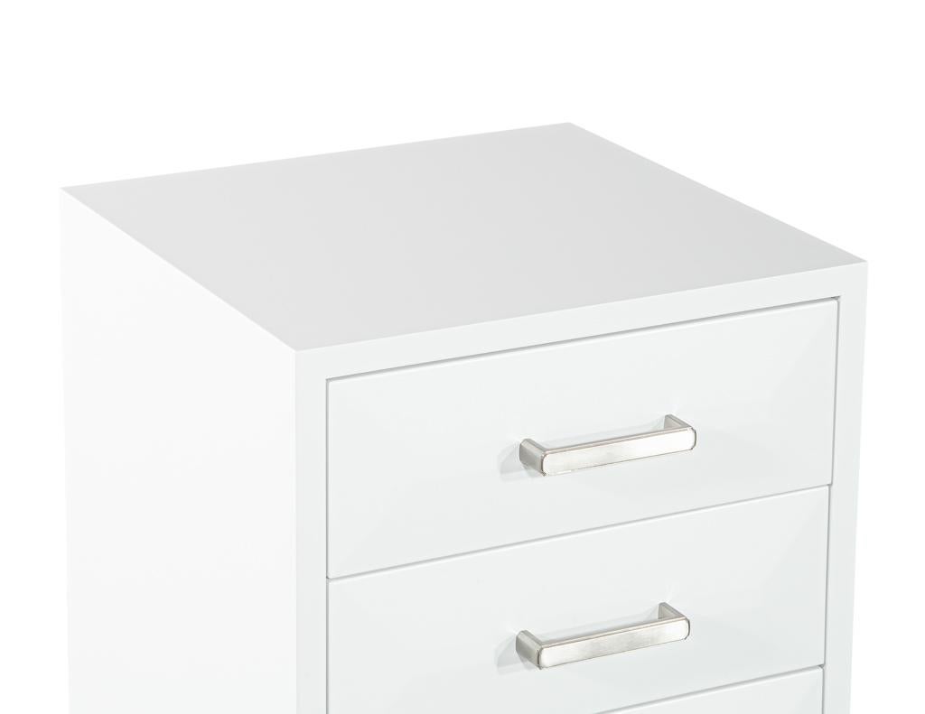 Metallo Coppia di comodini moderni in bianco di Carrocel in vendita