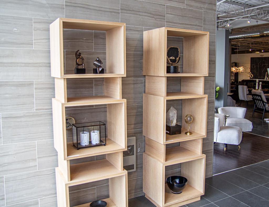 Ein Paar moderne Bücherschränke aus Eiche in naturgewaschener Ausführung (Moderne) im Angebot