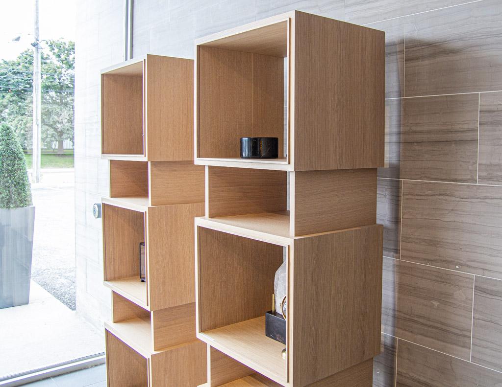 Ein Paar moderne Bücherschränke aus Eiche in naturgewaschener Ausführung im Zustand „Hervorragend“ im Angebot in North York, ON