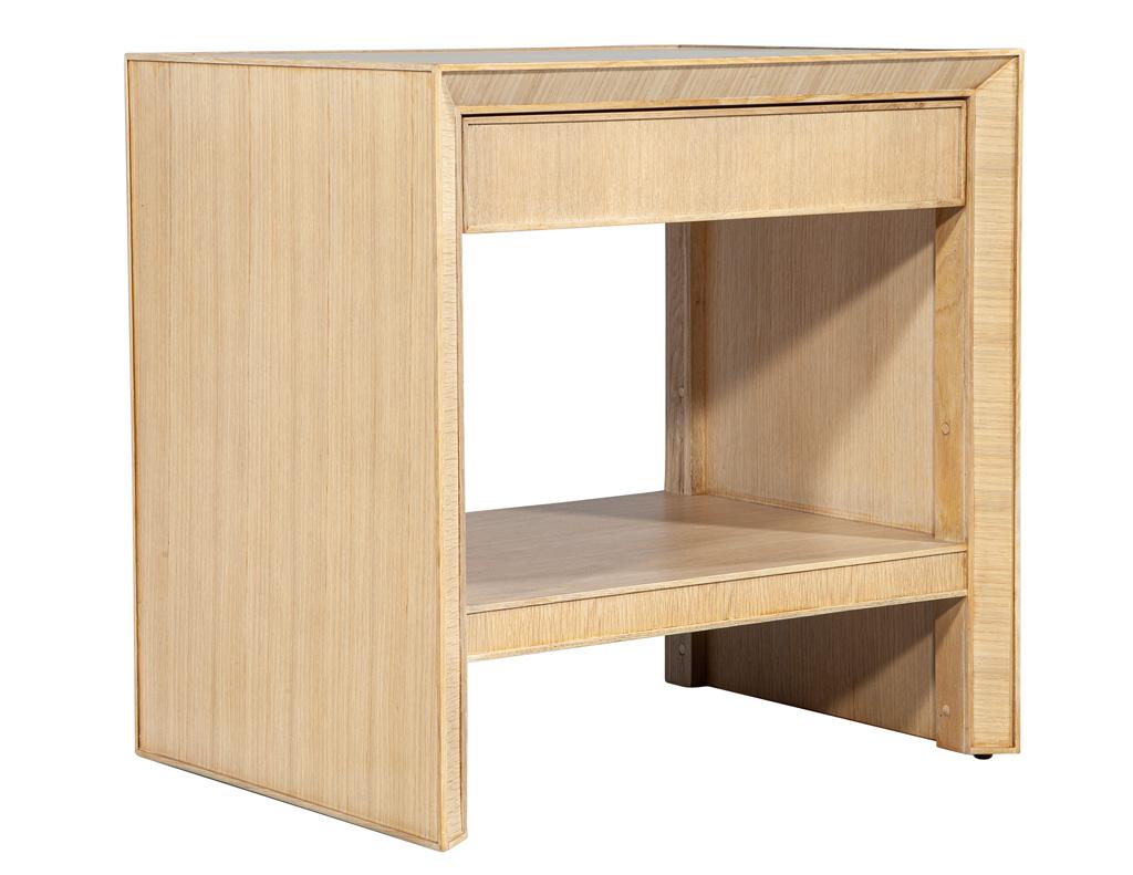 Paire de tables de nuit modernes en chêne, finition naturelle blanchie en vente 2