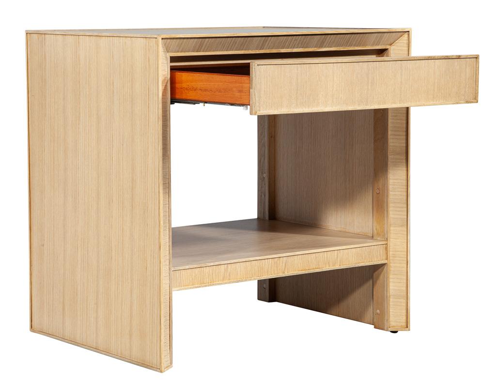 Paire de tables de nuit modernes en chêne, finition naturelle blanchie en vente 3