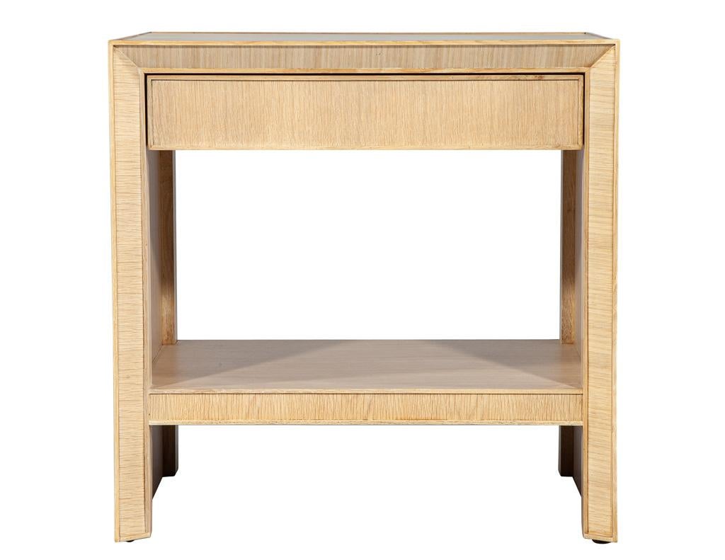 Paire de tables de nuit modernes en chêne, finition naturelle blanchie en vente 4