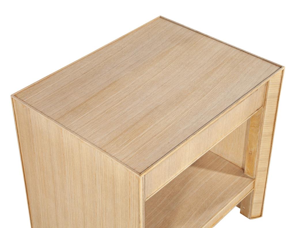 Paire de tables de nuit modernes en chêne, finition naturelle blanchie en vente 6