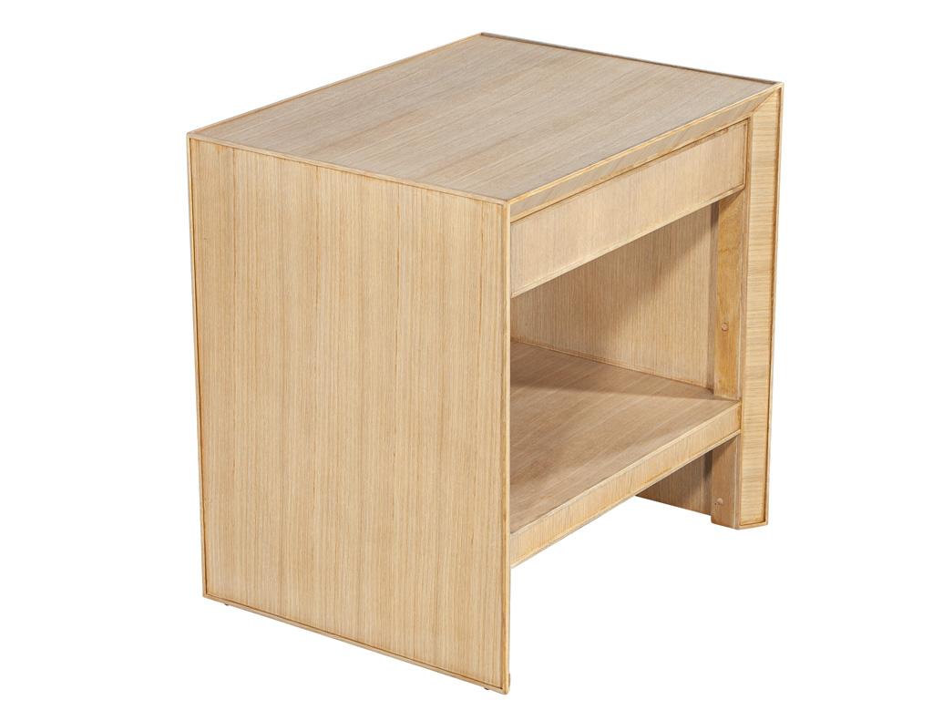 Paire de tables de nuit modernes en chêne, finition naturelle blanchie en vente 8