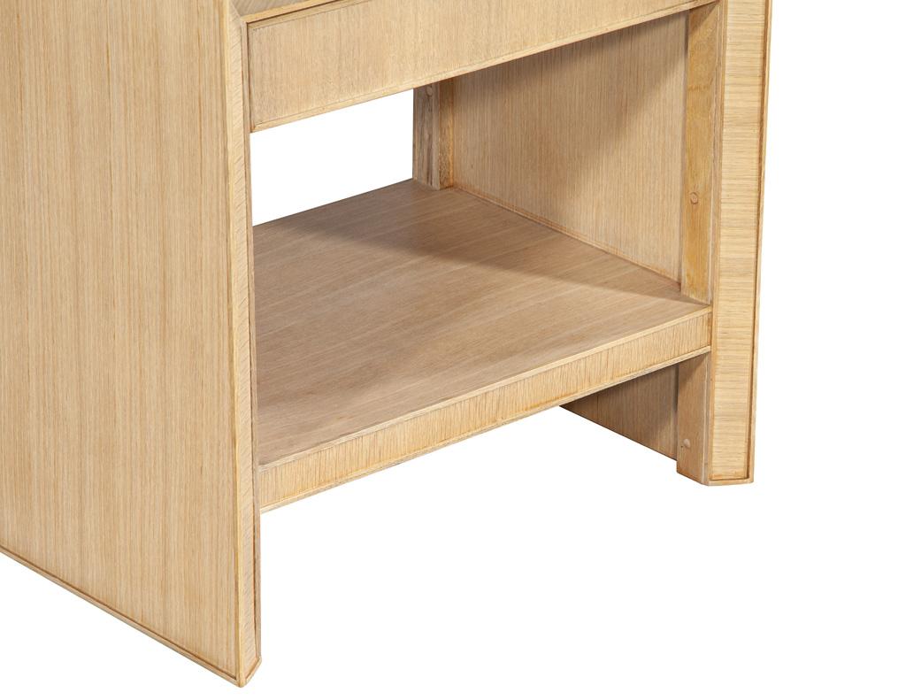 Paire de tables de nuit modernes en chêne, finition naturelle blanchie en vente 9