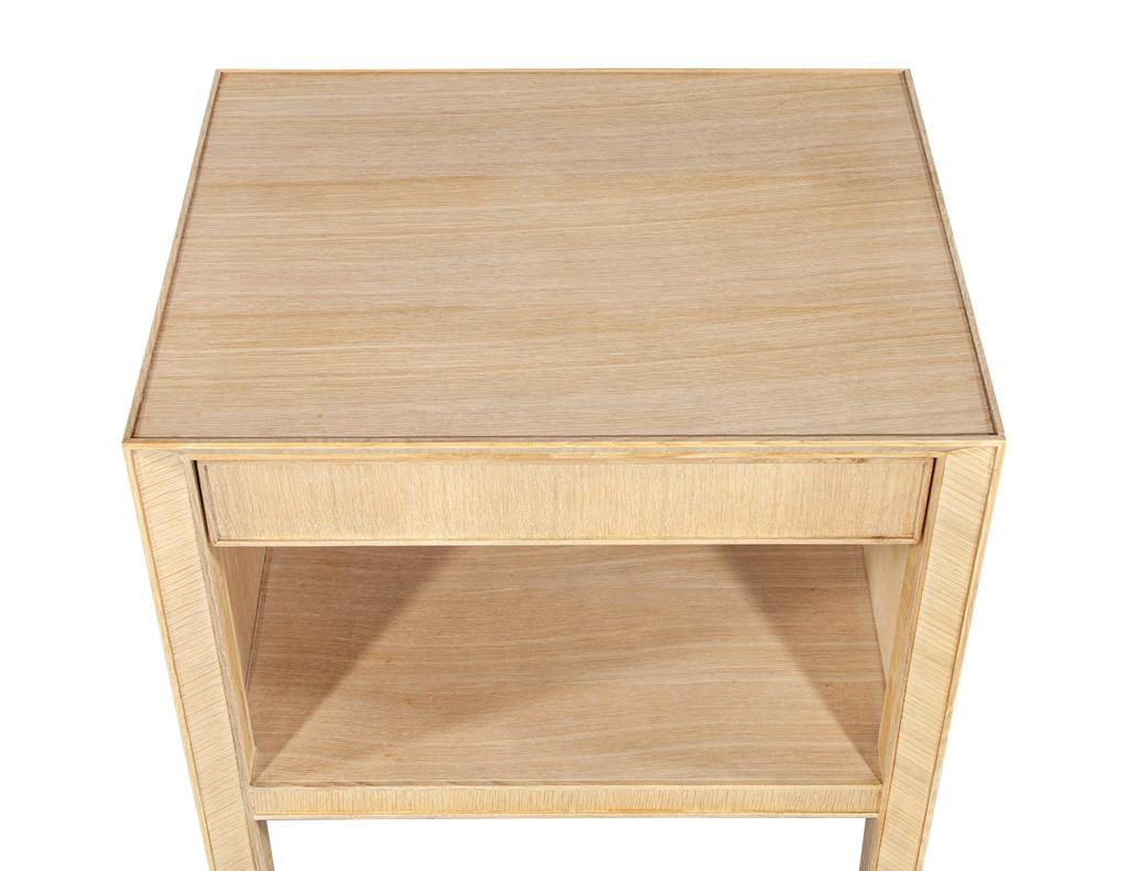 Paire de tables de nuit modernes en chêne, finition naturelle blanchie en vente 10