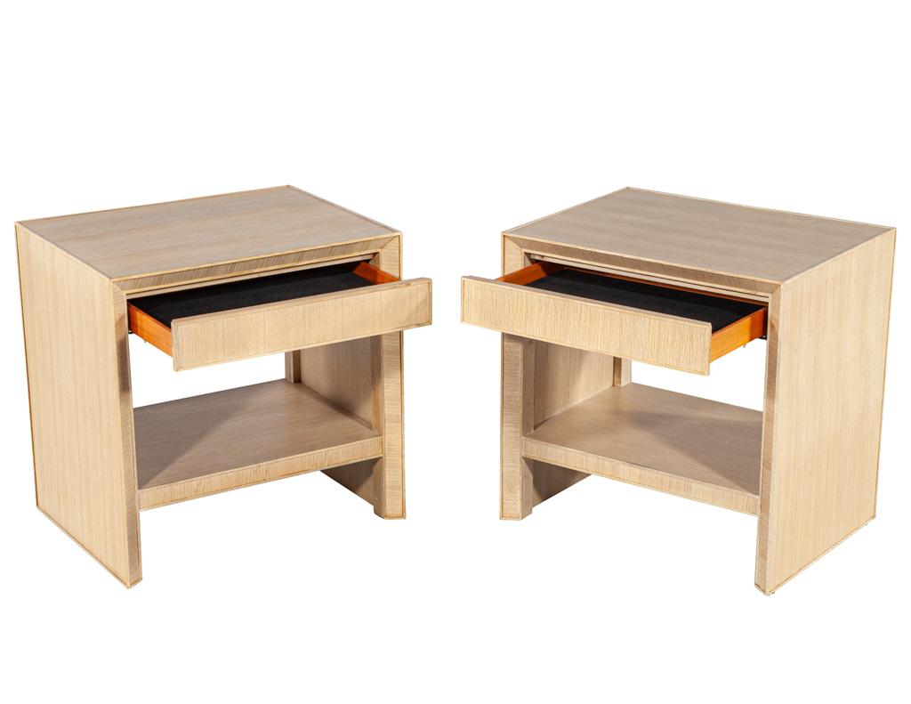 Voici nos tables de chevet modernes en chêne, un mélange parfait de fonctionnalité et de style pour toute chambre à coucher contemporaine. Fabriquées en chêne de haute qualité et finies avec un ton blanchi clair, ces tables de nuit exsudent un