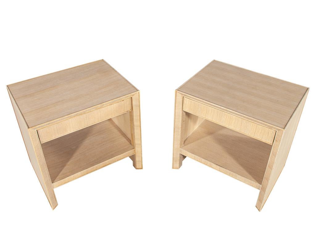 Américain Paire de tables de nuit modernes en chêne, finition naturelle blanchie en vente