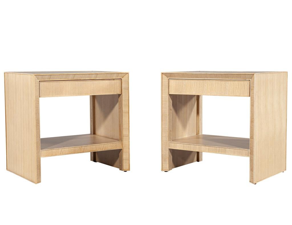 Blanchi Paire de tables de nuit modernes en chêne, finition naturelle blanchie en vente