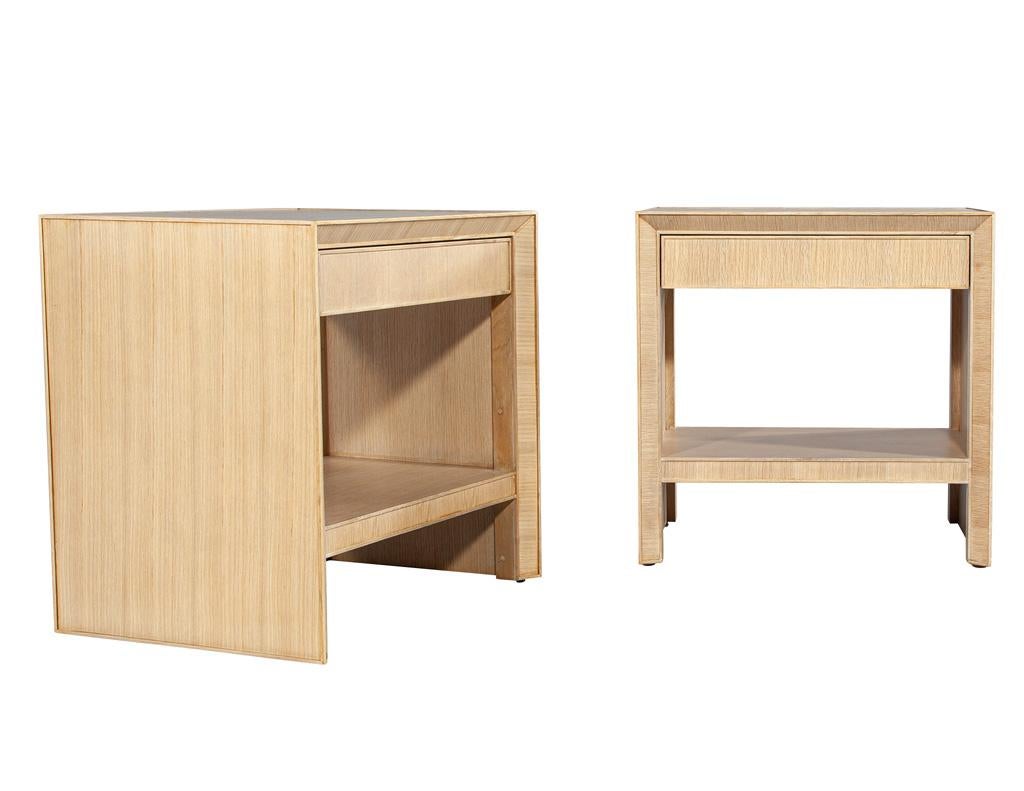 Paire de tables de nuit modernes en chêne, finition naturelle blanchie Excellent état - En vente à North York, ON