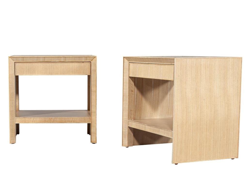 XXIe siècle et contemporain Paire de tables de nuit modernes en chêne, finition naturelle blanchie en vente
