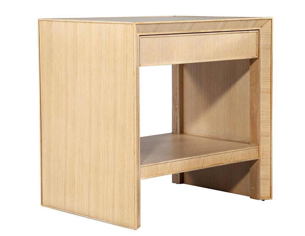 Paire de tables de nuit modernes en chêne, finition naturelle blanchie en vente 1