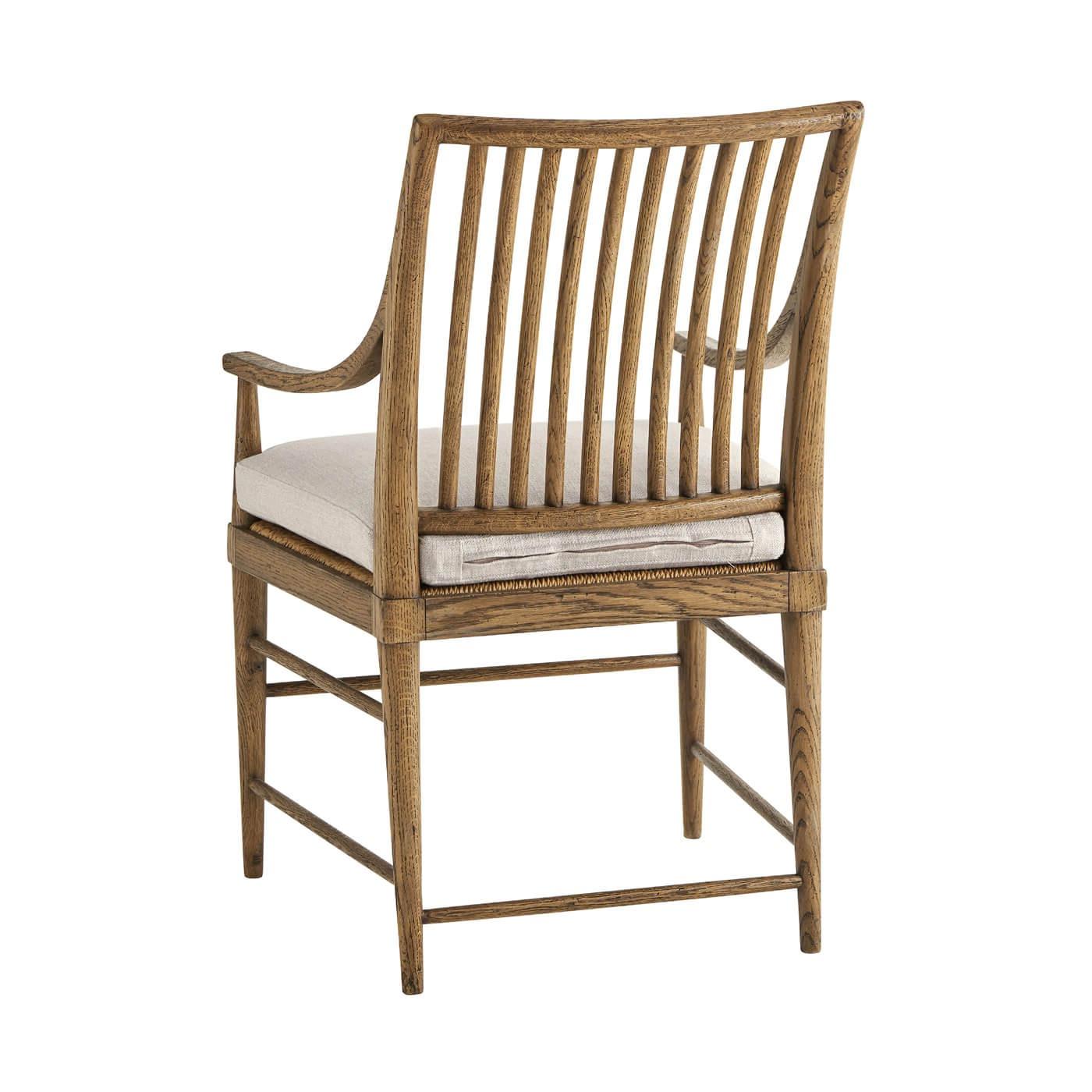 Moderner Esszimmerstuhl aus heller Eiche mit Lattenrücken und konischen Beinen aus Eiche. Dieser schöne Stuhl ist aus rustikalem Eichenfurnier gefertigt, hat eine Lattenrost-Rückenlehne, ist gepolstert und locker gepolstert.

Abgebildet in Dawn