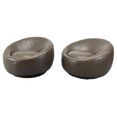 Paire de chaises de salon The Moderns Pod Biomorphic en cuir Brown sur base pivotante