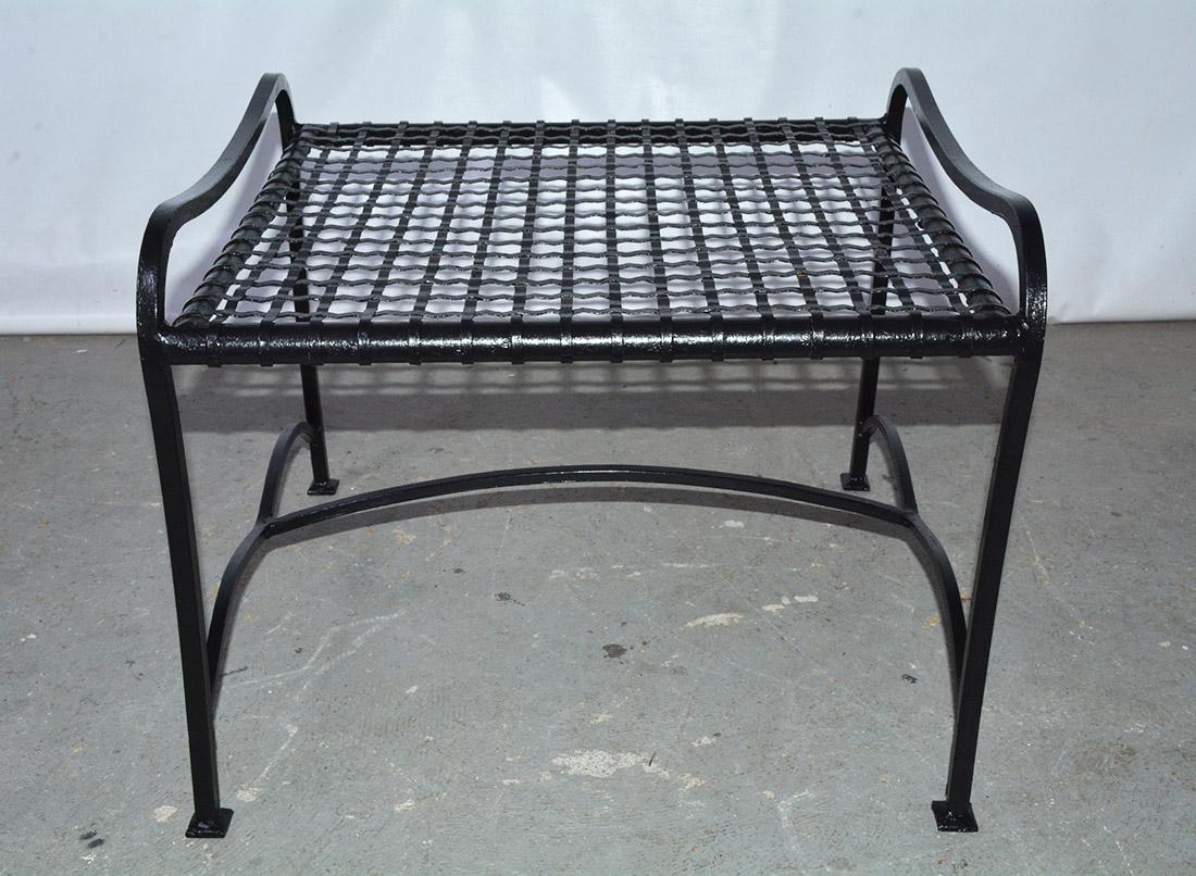 Paire de fauteuils d'extérieur modernes en métal et table basse en fil métallique en vente 4