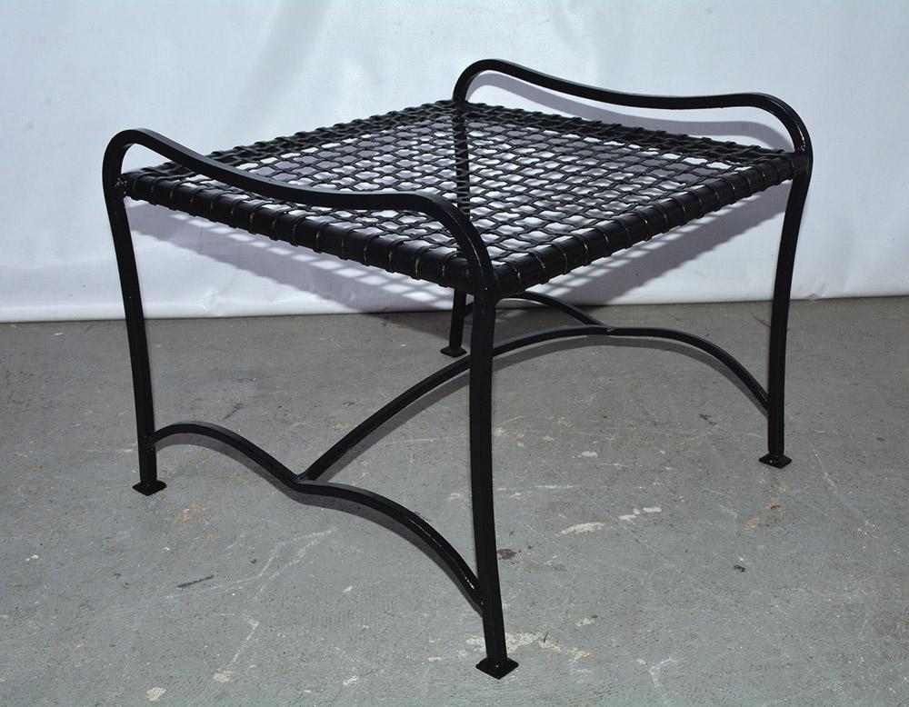 Paire de fauteuils d'extérieur modernes en métal et table basse en fil métallique en vente 5