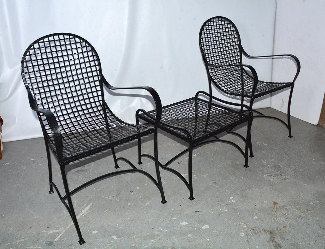 Hollywood Regency Paire de fauteuils d'extérieur modernes en métal et table basse en fil métallique en vente