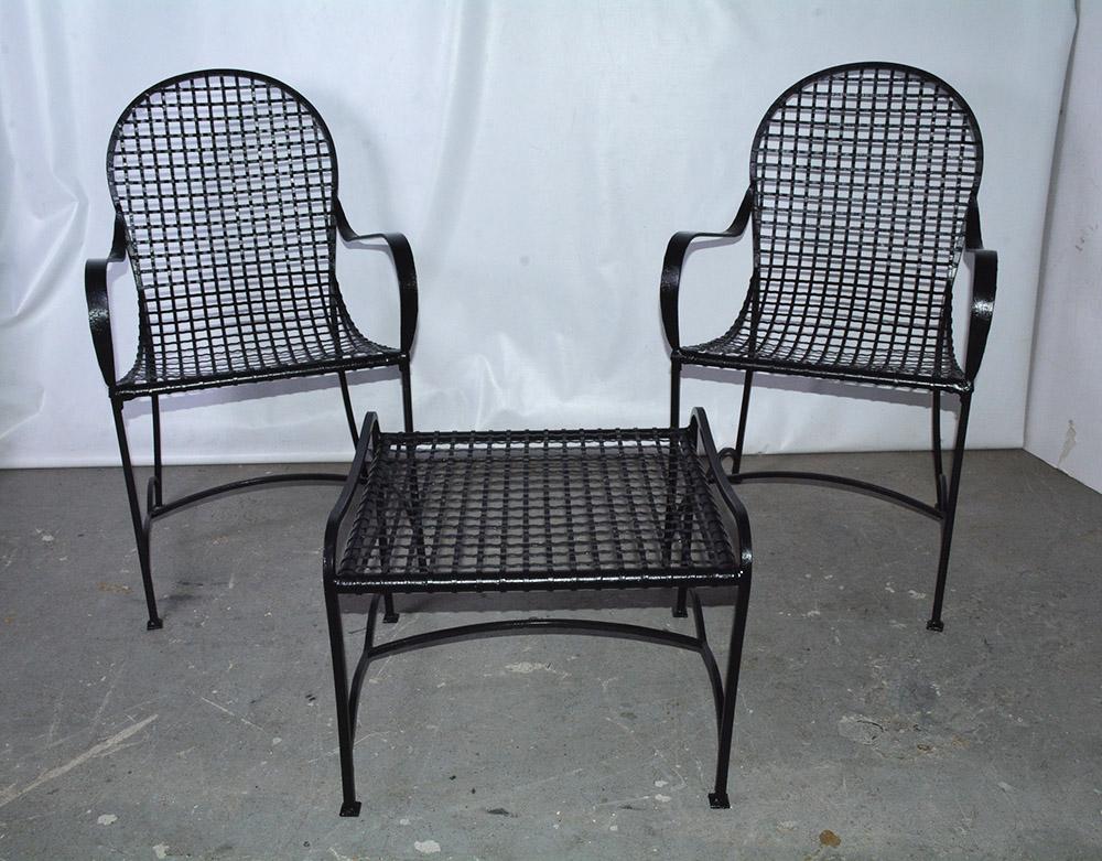 Américain Paire de fauteuils d'extérieur modernes en métal et table basse en fil métallique en vente
