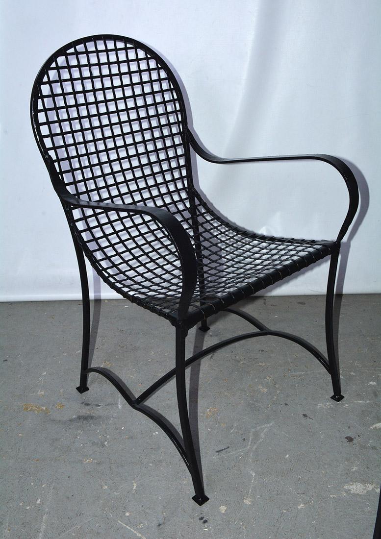 Paire de fauteuils d'extérieur modernes en métal et table basse en fil métallique Bon état - En vente à Sheffield, MA